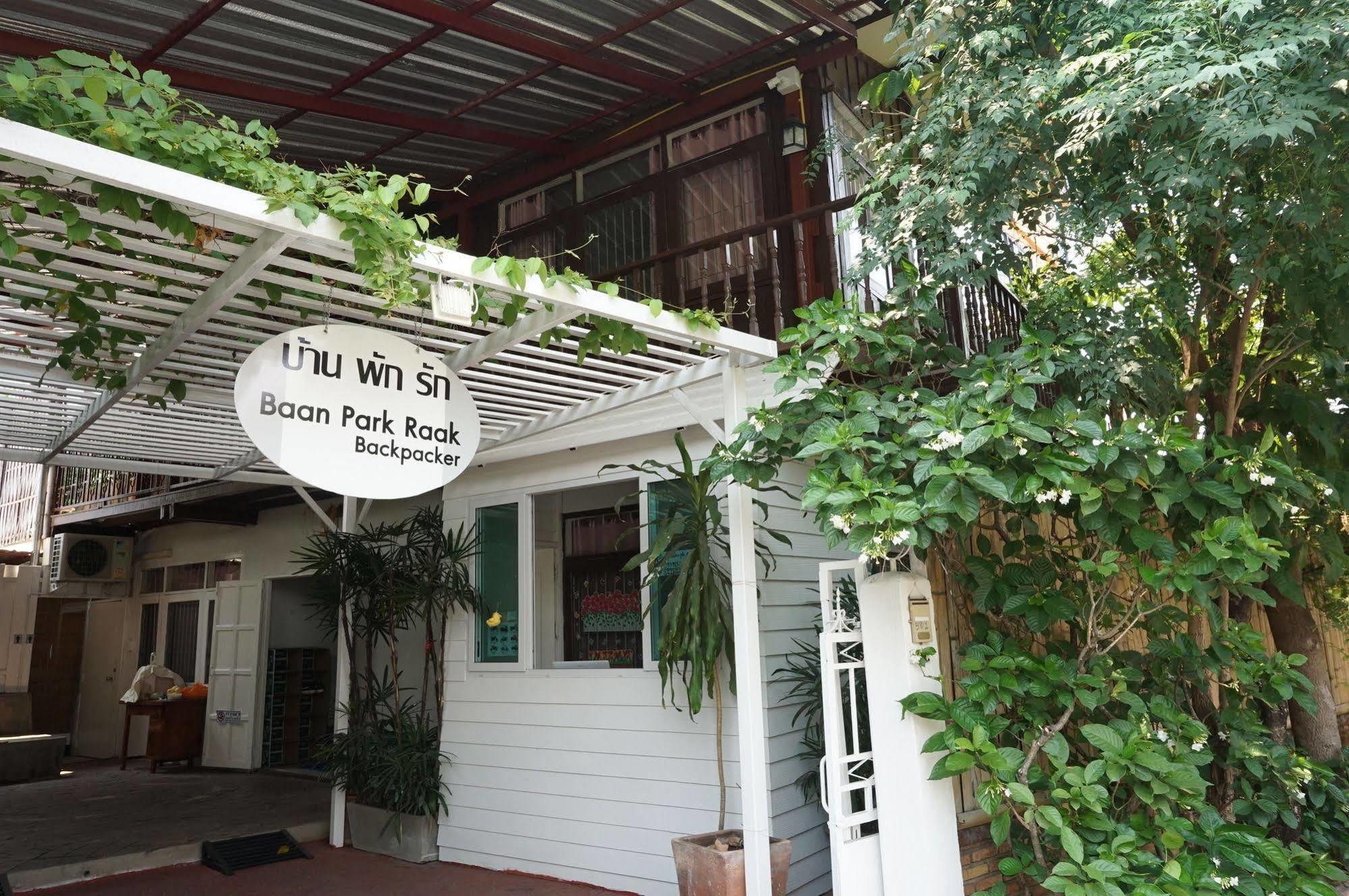 Baan Park Raak Backpacker Hostel Chiang Mai Esterno foto